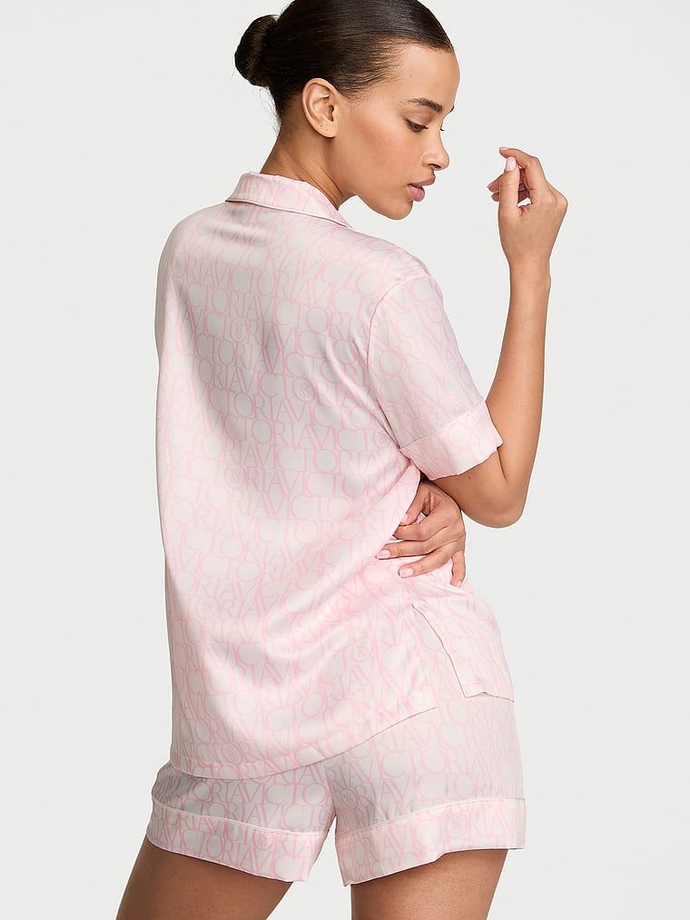 Pijamale de satin cu pantaloni scurți semnătură. Produsul este modelat și provine din colecția Victoria's Secret.