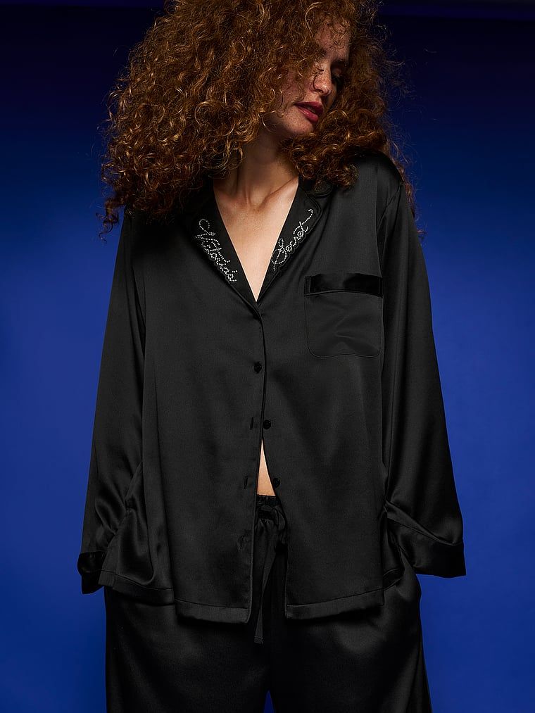 Pijamale din satin semnătură cu mâneci lungi. Produsul este negru și provine din colecția Victoria's Secret.