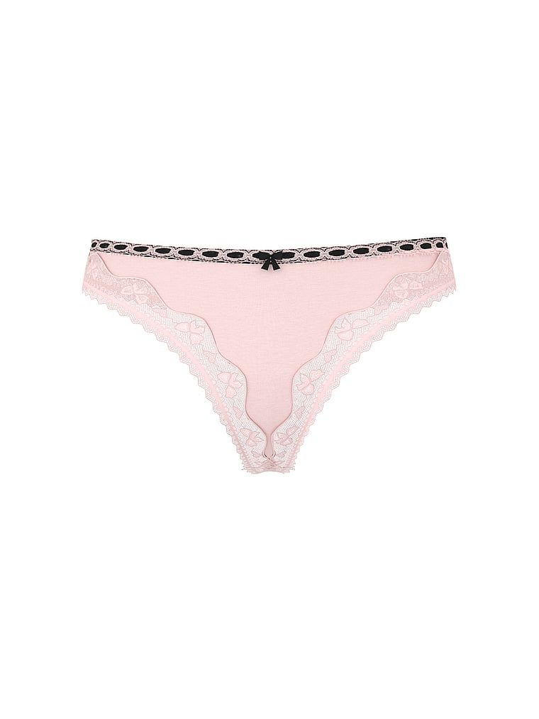 Tanga de bumbac cu margini de dantelă cu fundă. Produsul este roz și provine din colecția Lace Trim.