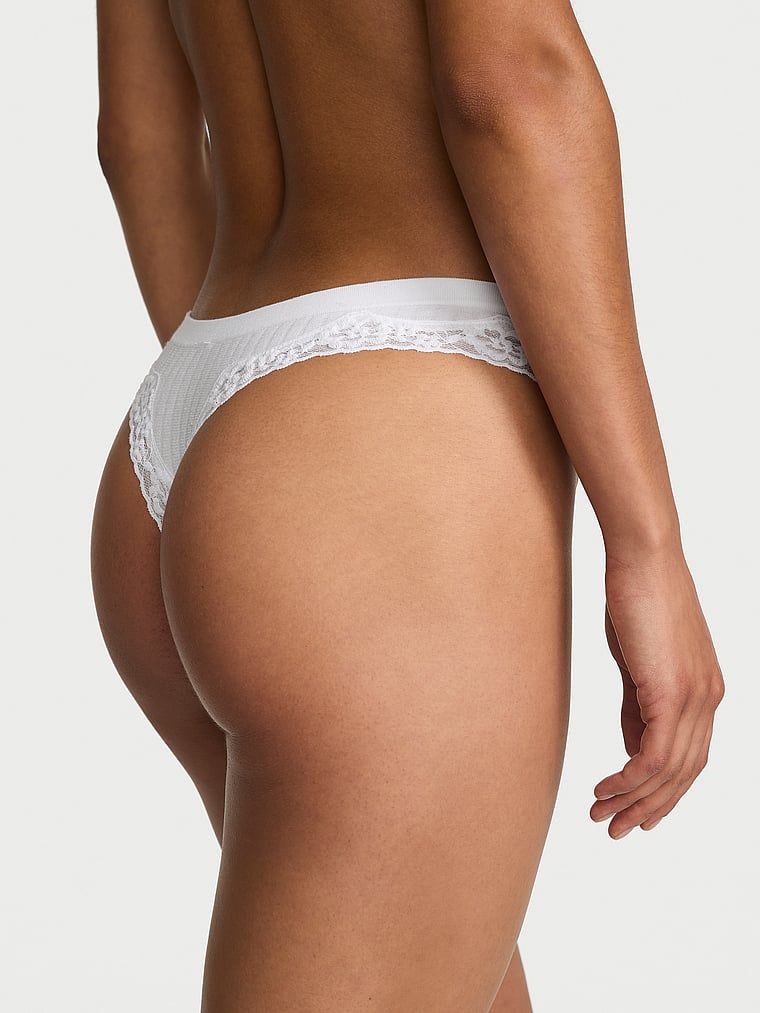 Tanga cu dantelă pe marginile Seamless Rib. Produsul este alb și provine din colecția Body by Victoria.
