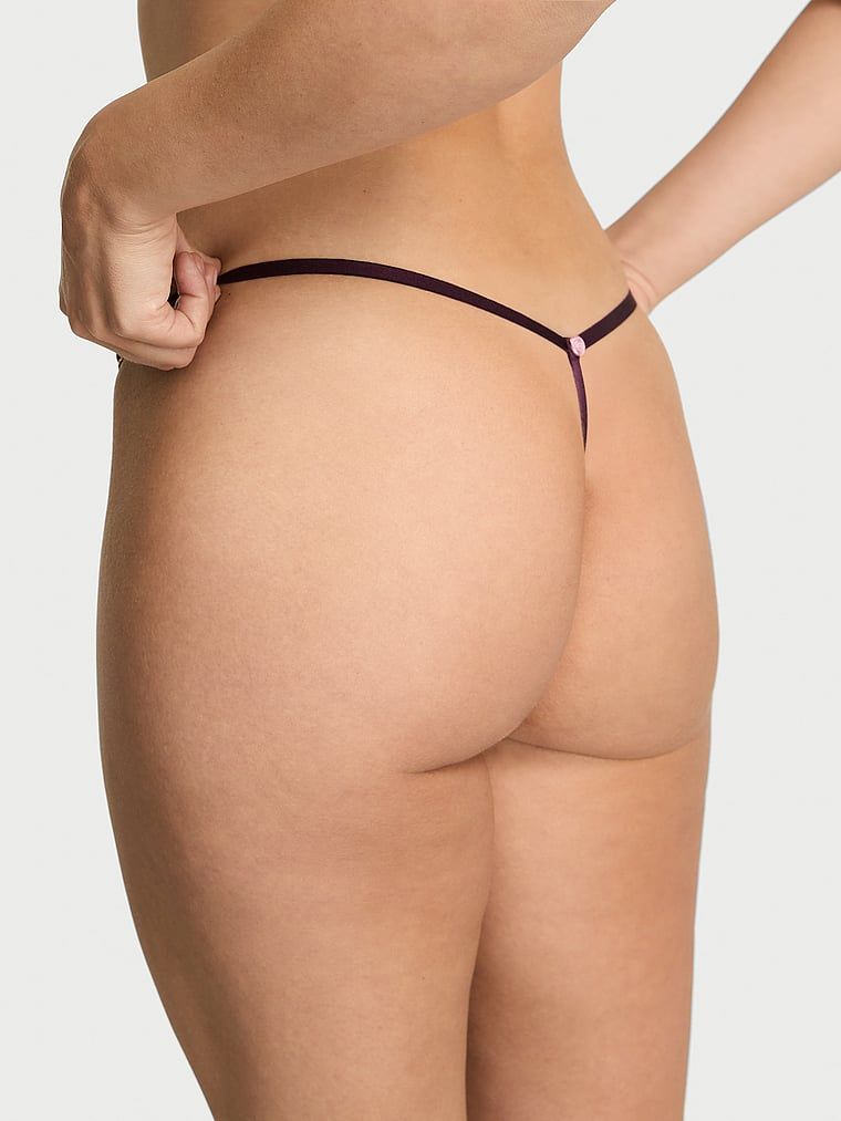 Tanga din dantelă cu curele reglabile din dantelă V-String. Produsul este de culoare violet și provine din colecția Dream Angels.