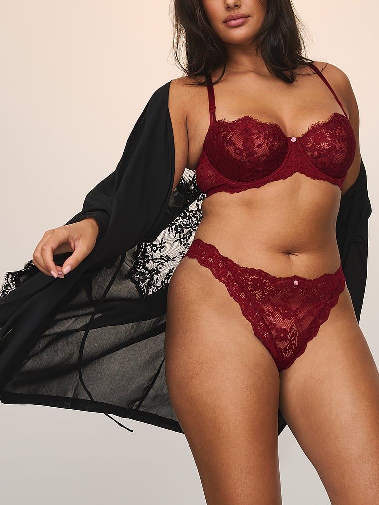 Tanga din dantelă. Produsul este de culoare roșie și provine din colecția Dream Angels.