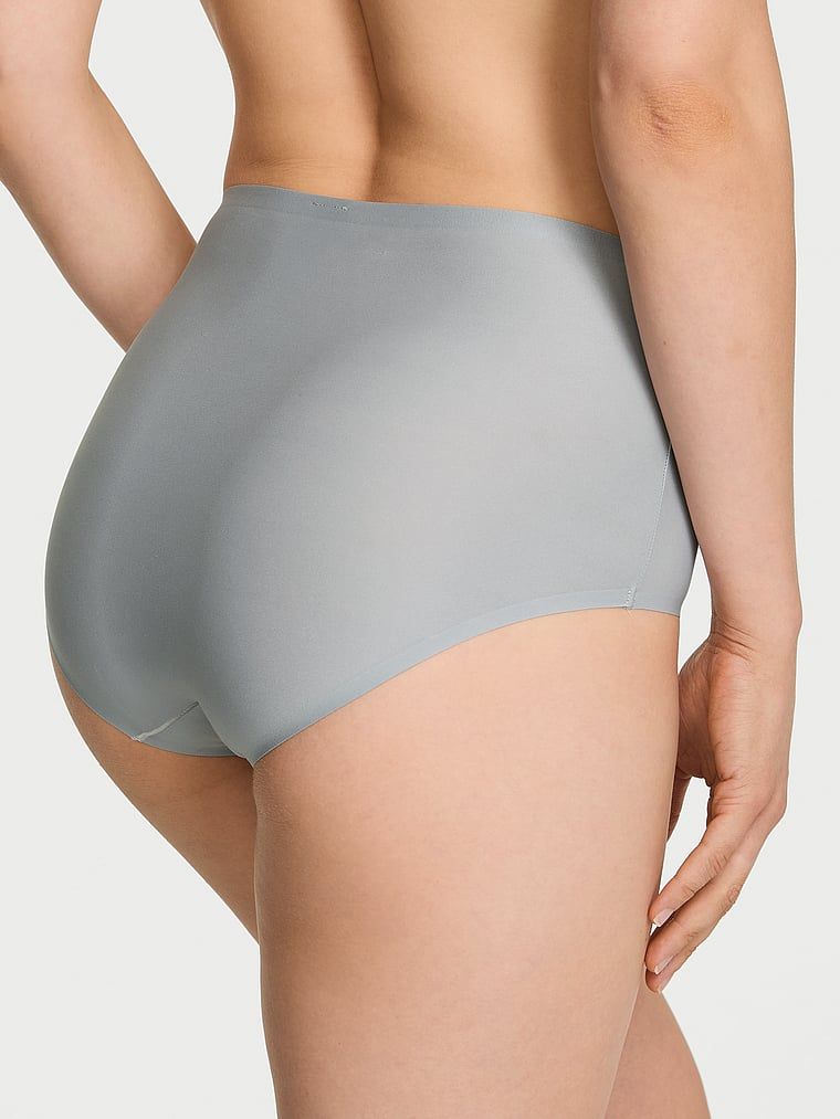 Chiloți flexibili din microfibră. Produsul este gri și provine din colecția Body by Victoria.