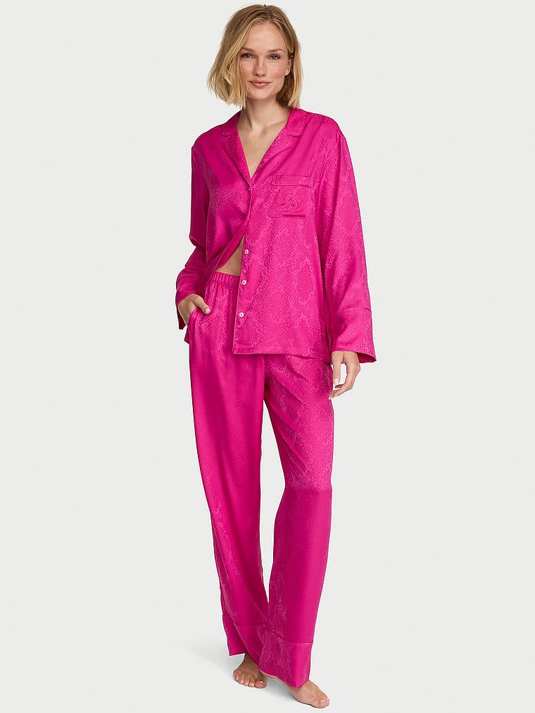 Pijamale semnătură din satin cu mâneci lungi. Produsul este roz și provine din colecția Victoria's Secret.