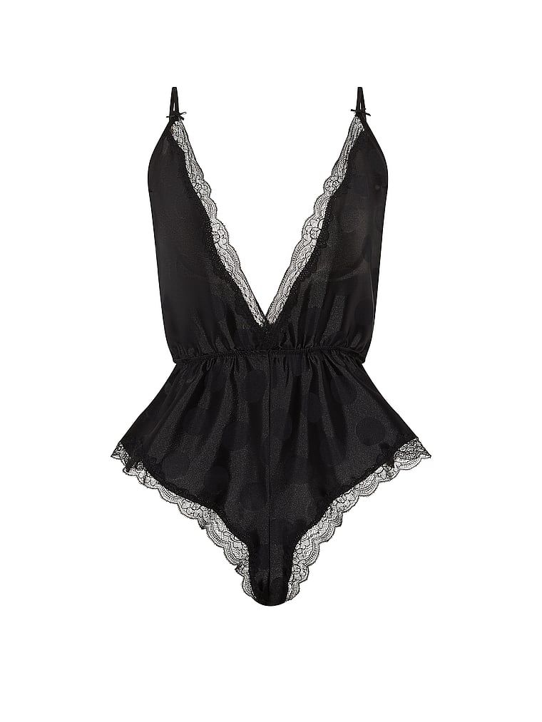 Costum de dormit din satin Tease Dot. Produsul este negru și provine din colecția Victoria's Secret.