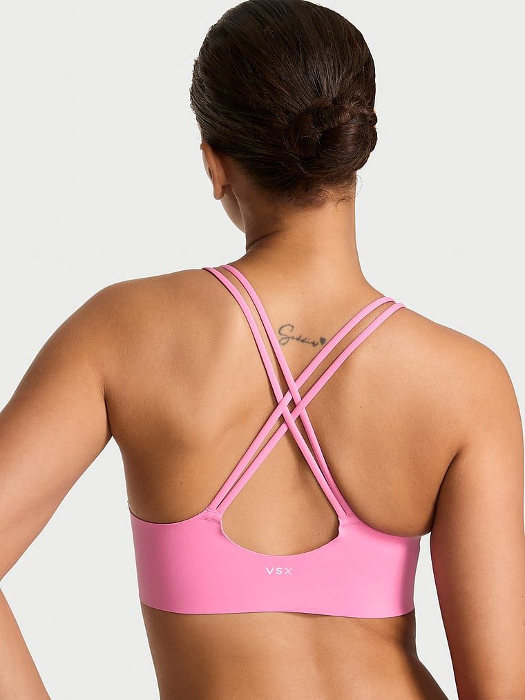Sutiene sport cu suport ușor Elevate Strappy. Produsul este roz și provine din colecția VSX.