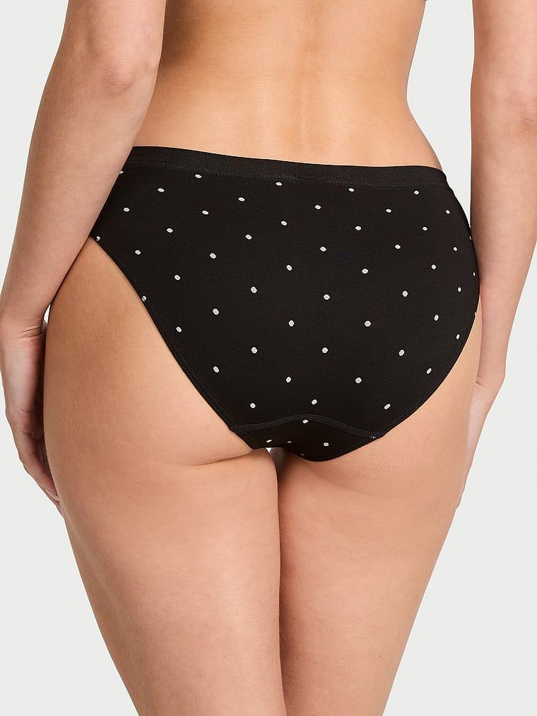 Chiloți Bikini fără cusături. Produsul este modelat și provine din colecția Seamed.