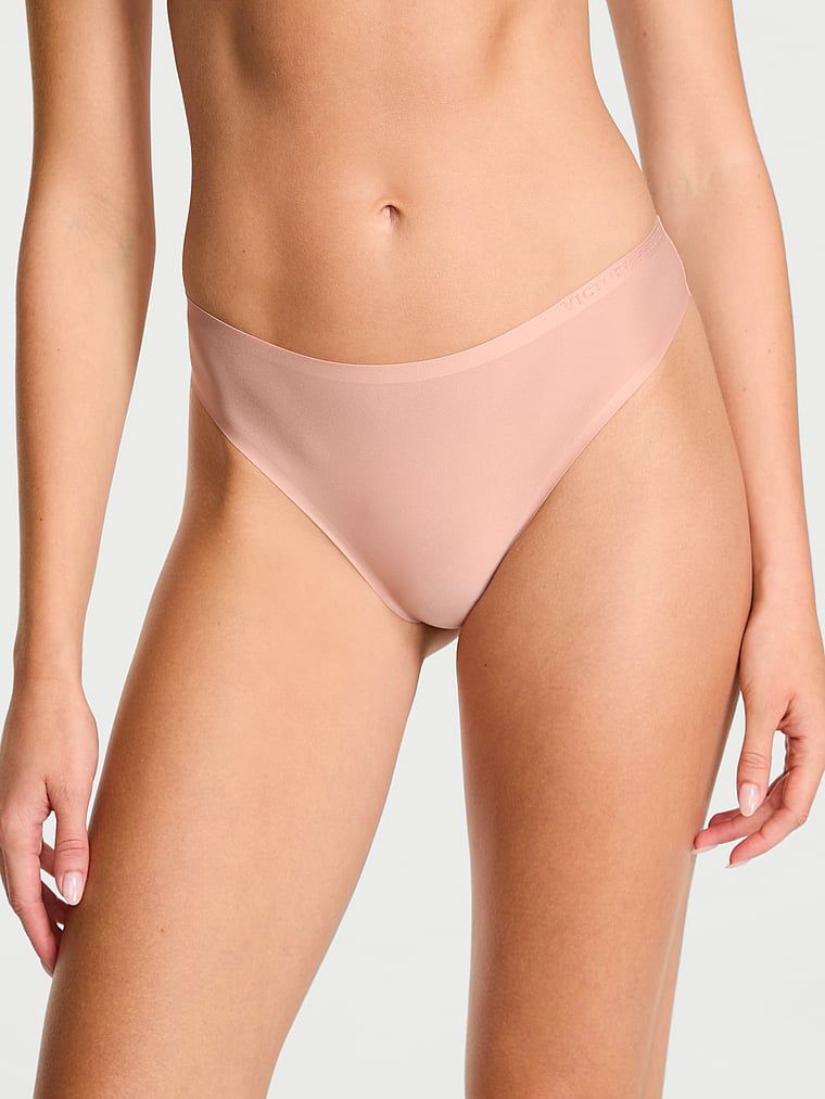 Tanga din microfibră flexibilă. Produsul este bej și provine din colecția Body by Victoria.