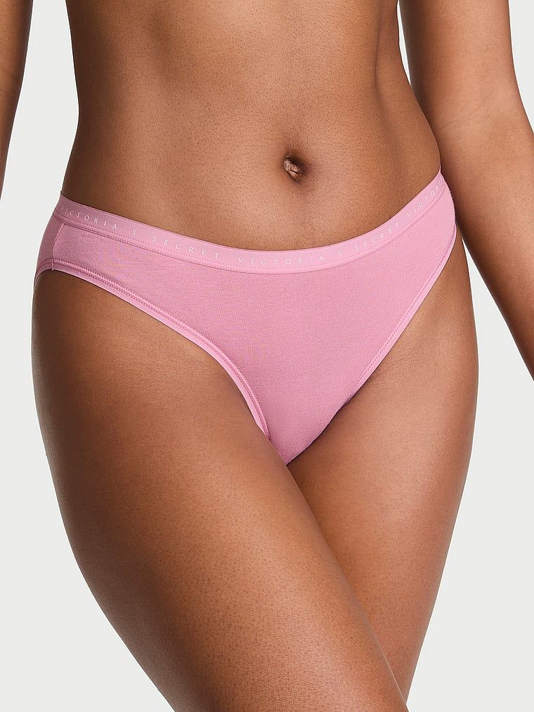 Chiloți de bikini din bumbac. Produsul este roz și provine din colecția Victoria's Secret.