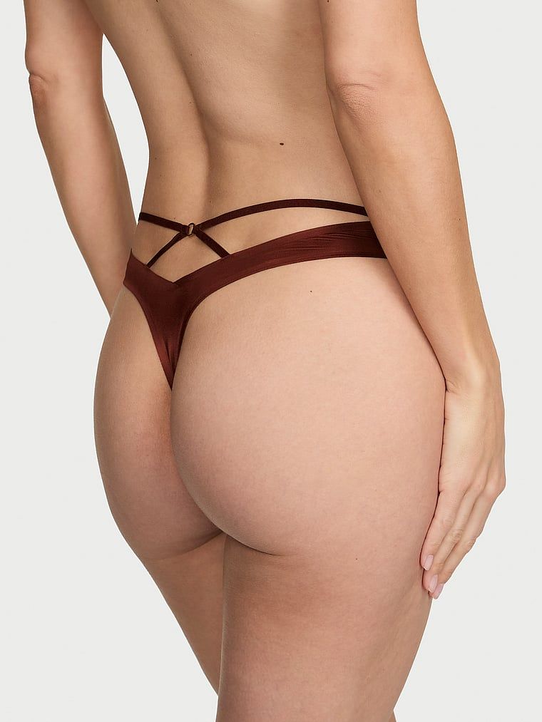 Tanga cu curele pe spatele Sheer Reveal. Produsul este modelat și provine din colecția Very Sexy.