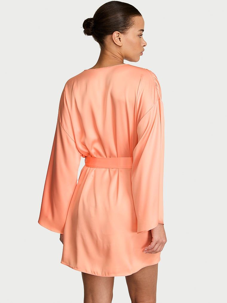 Halatul de satin scurt. Produsul este de culoare bej și provine din colecția Victoria's Secret.