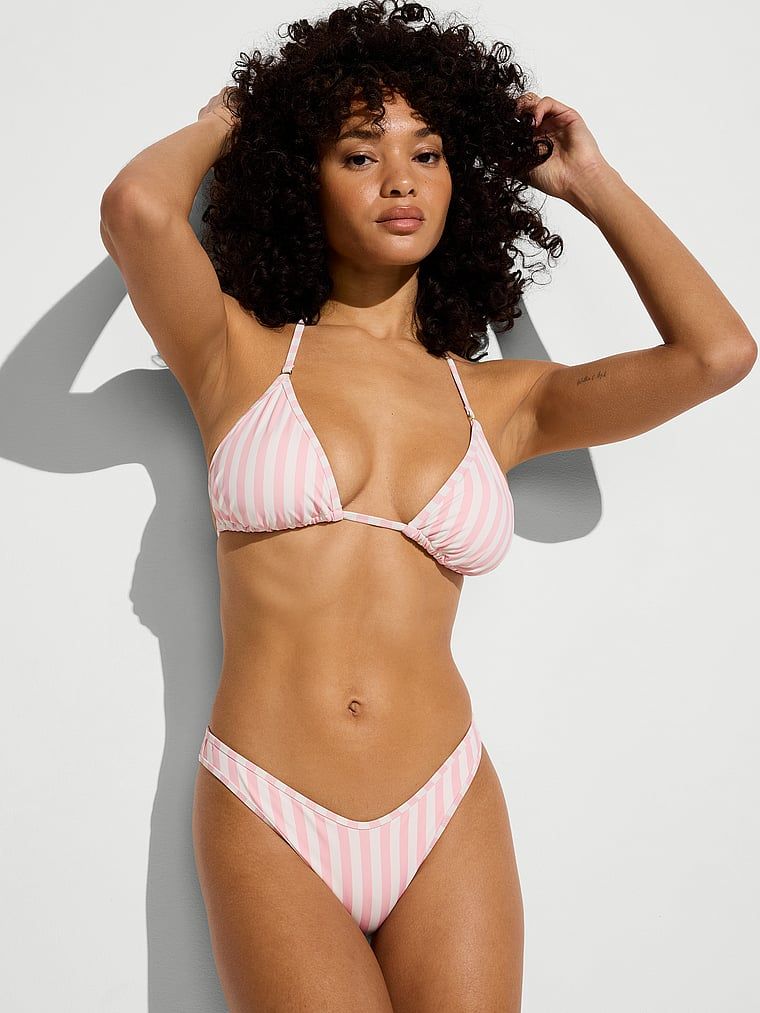 Slip esențial brazilian de bikini. Produsul este modelat și provine din colecția Victoria's Secret Swim.