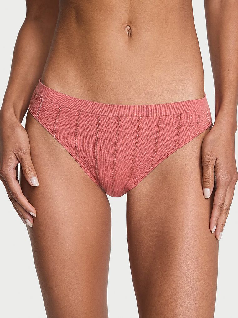 Chiloți Bikini fără cusături. Produsul este auriu și provine din colecția Body by Victoria.