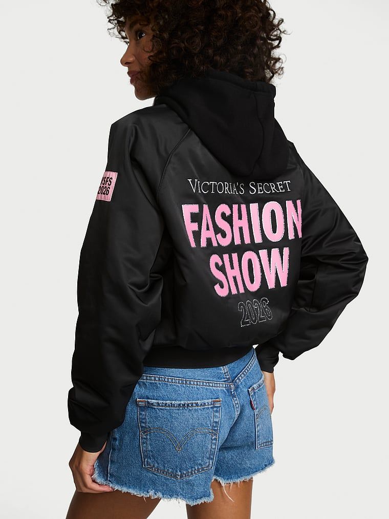 Defilare de modă pentru jachete bomber 2026. Produsul este negru și provine din colecția Angel Essentials.