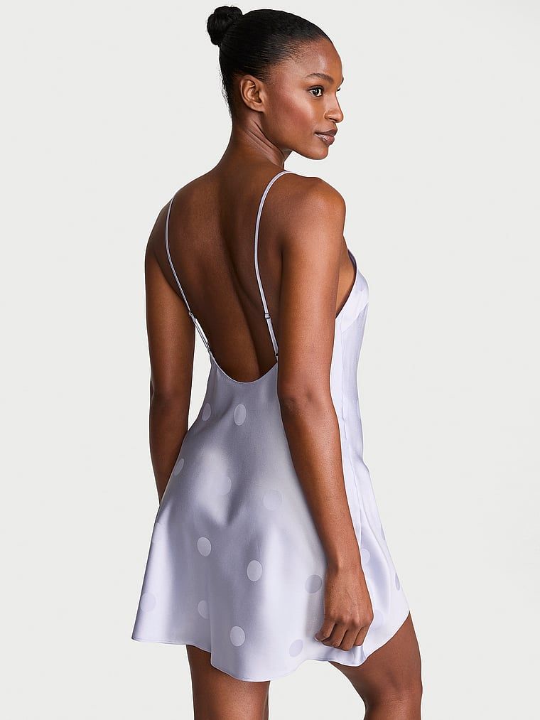 Cămașă de noapte semnătură din satin slip. Produsul este de culoare mov și provine din colecția Victoria's Secret.