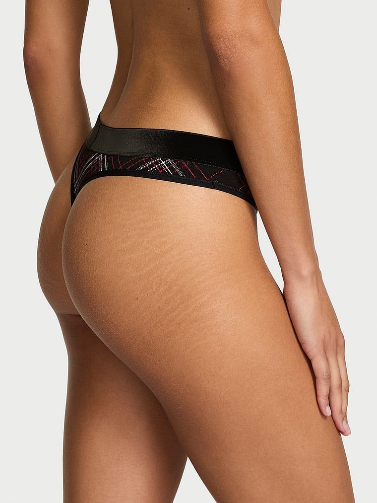 Tanga din bumbac cu logo Shine Patch Velvet. Produsul este modelat și provine din colecția Body by Victoria.