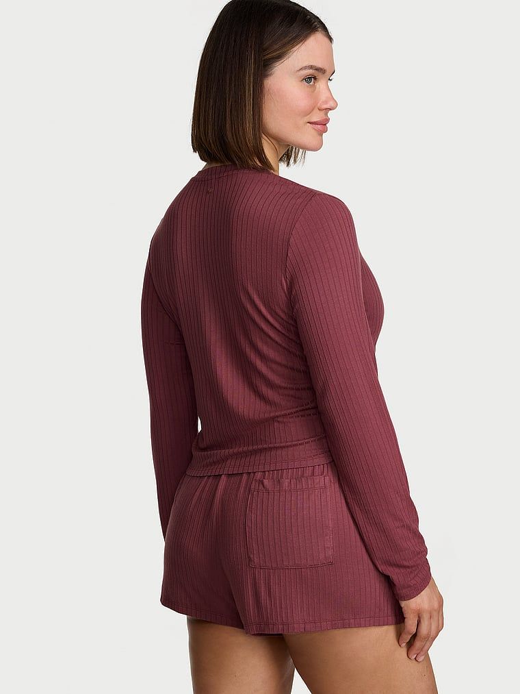 Set modal - Bluză de lounge și pantaloni scurți. Produsul este roz și provine din colecția Victoria's Secret.