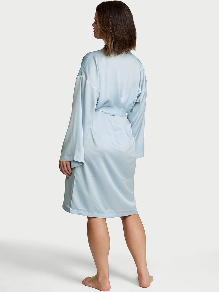 Halatul de baie Midi din satin. Produsul este albastru și provine din colecția Victoria's Secret.