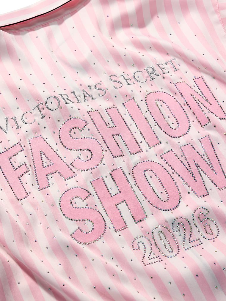 Pijamale scurte din satin Fashion Show 2026. Produsul are o culoare cu model și provine din colecția Victoria's Secret.