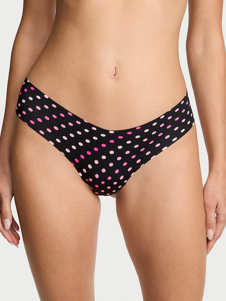 Tanga fără cusură. Produsul este modelat și provine din colecția No-Show.