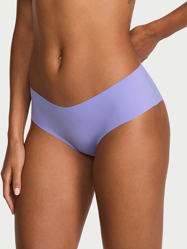 Chiloți fără cusură cu bretele la spatele modelului No-Show Strappy Cheeky. Produsul este albastru și provine din colecția No-Show.