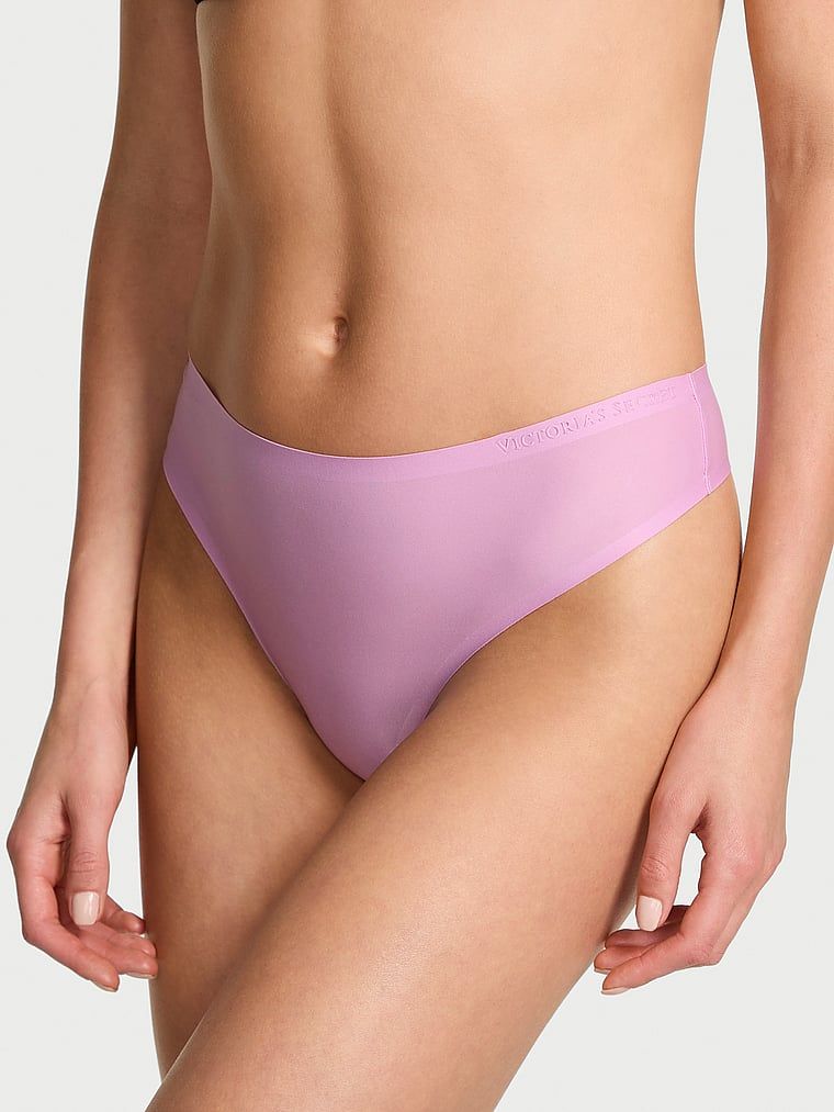 Tanga din microfibră flexibilă. Produsul este de culoare violet și provine din colecția Body by Victoria.