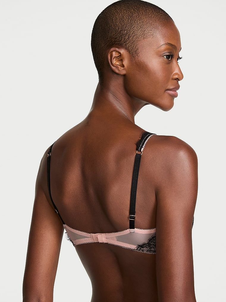 Bralette din dantelă fără sârmă. Provocă. Produsul este roz și provine din colecția Victoria's Secret.