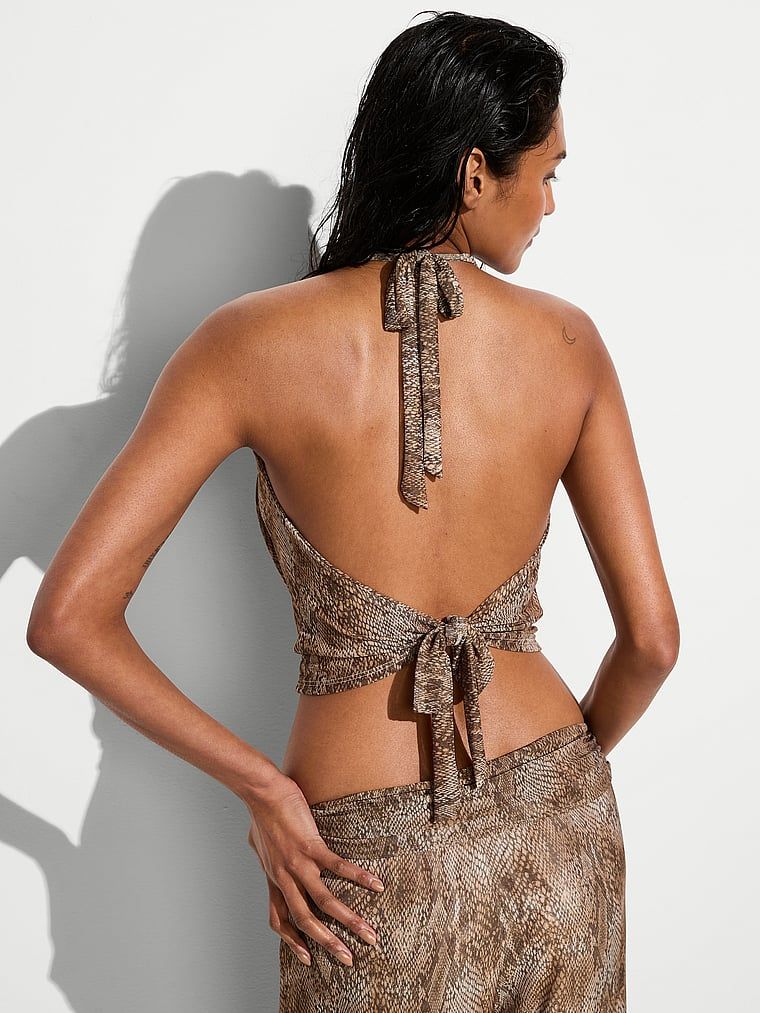 Costum de plajă legat la gât. Produsul este modelat și provine din colecția Victoria's Secret Swim.