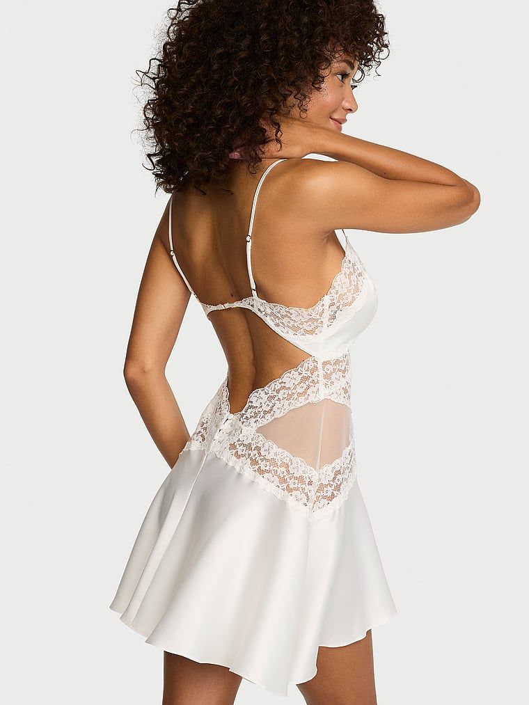 Cămașă de noapte din dantelă și satin Fluff Slip. Produsul este alb și provine din colecția Dream Angels.