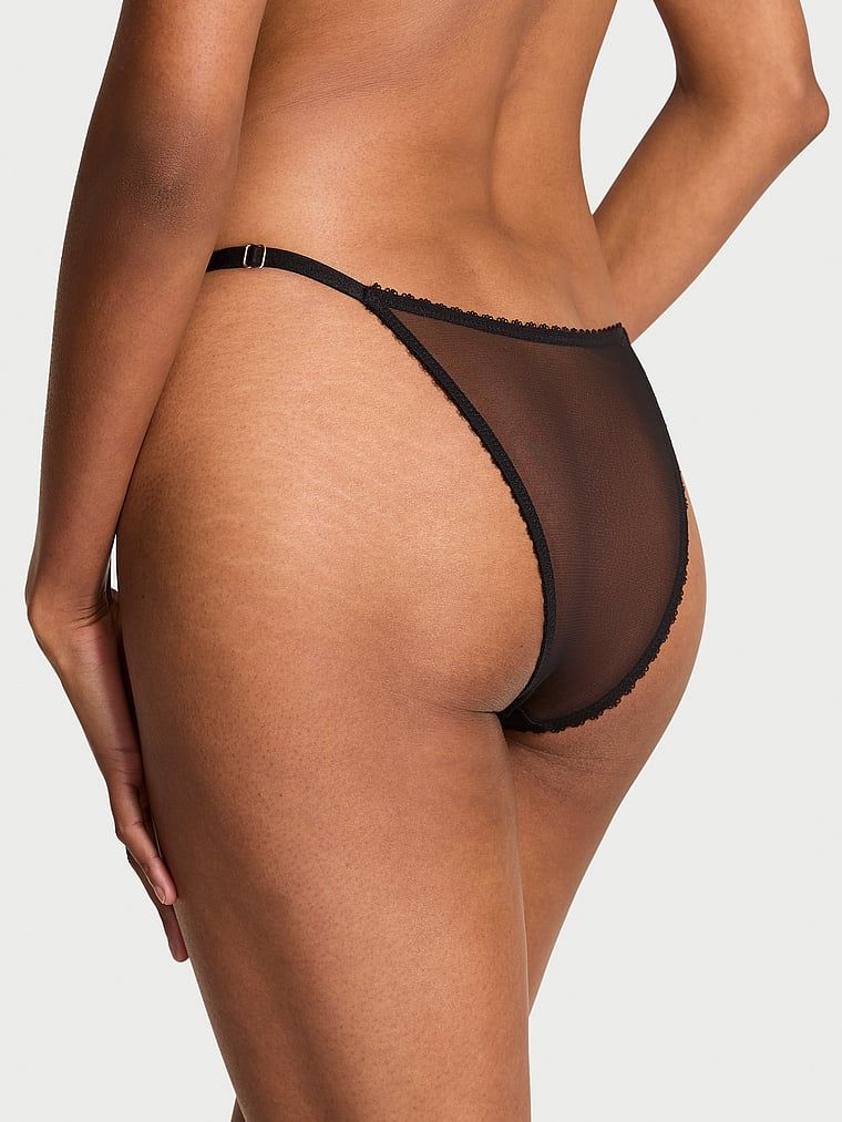 Chiloți brazilieni Cherry Pop. Produsul este modelat și provine din colecția Very Sexy.