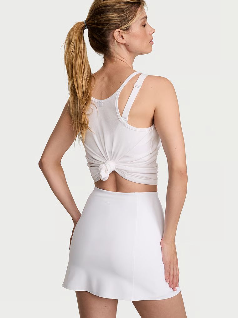 Fustă sport cu pantaloni scurți VSX Elevate. Produsul este alb și provine din colecția VSX.