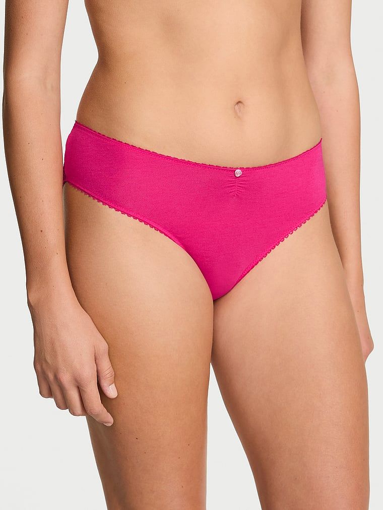 Chiloți din bumbac cu plasă pe spate, dantelă în formă de inimă. Produsul este roz și provine din colecția Victoria's Secret.