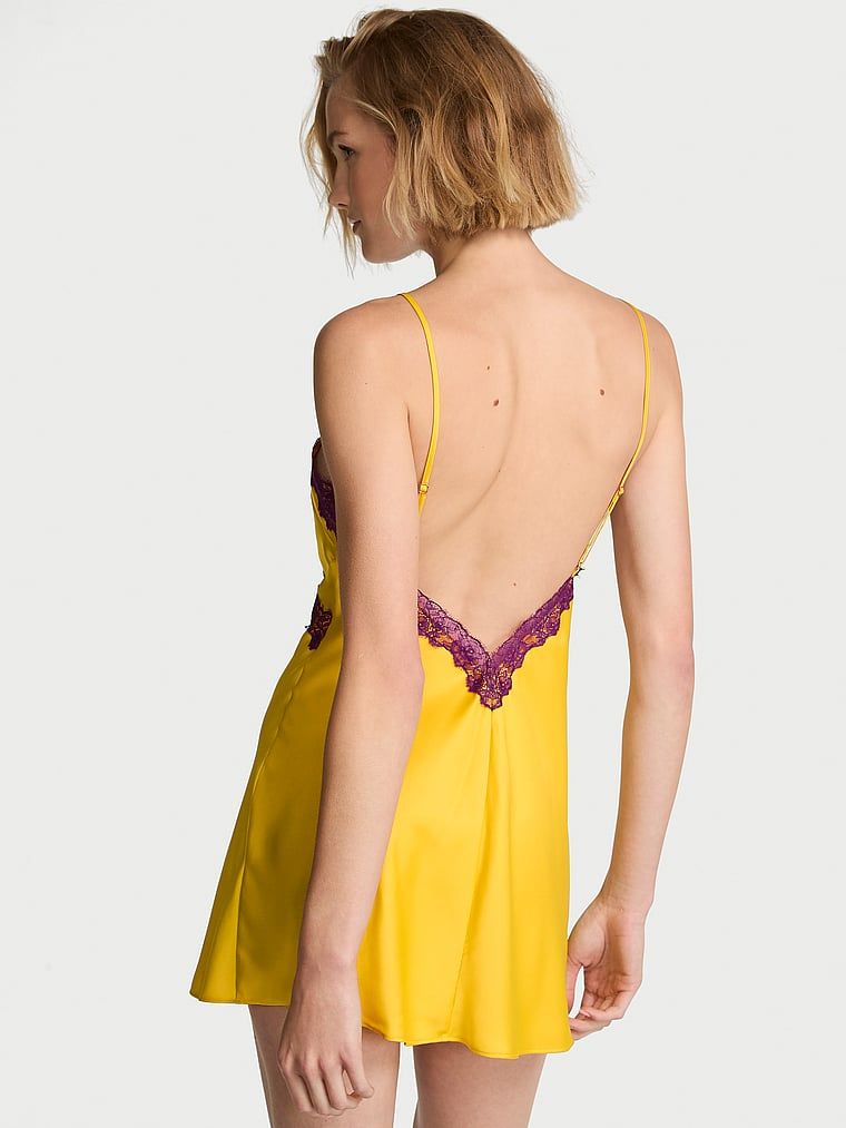 Cămașă de noapte din satin și trandafir. Produsul este galben și provine din colecția Very Sexy.