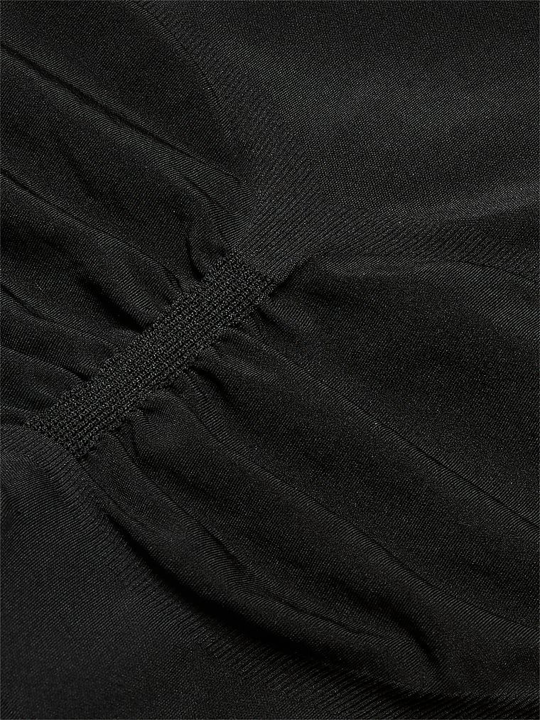 Pantaloni scurți modelatori Shapewear by Victoria. Produsul este negru și provine din colecția Victoria's Secret.