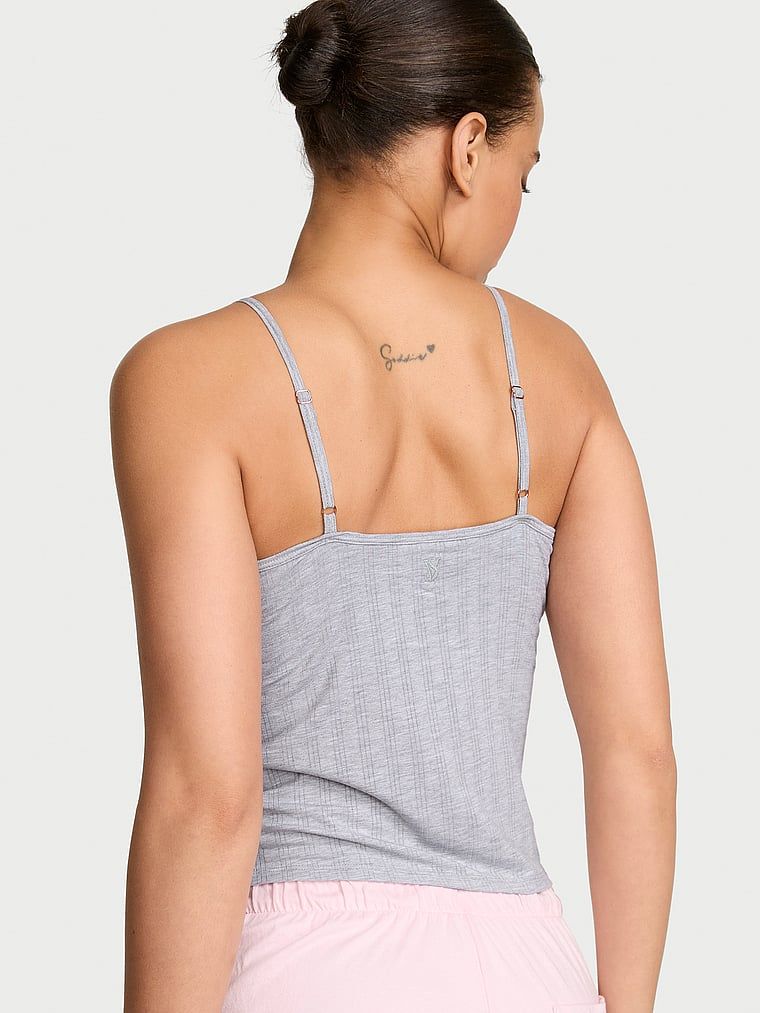 Bluza este făcută din SoSoft Ultra-Fine Sleeping Modal. Produsul este de culoare gri și provine din colecția Victoria's Secret.