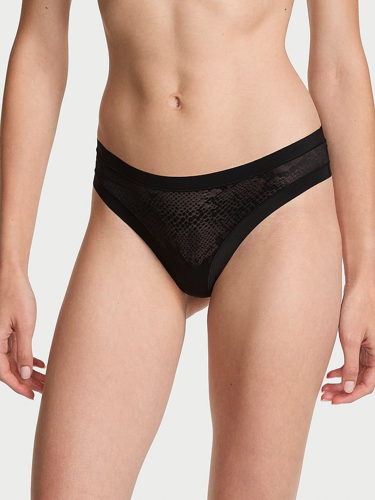 Tanga din plasă de șarpe fără apariție. Produsul este negru și provine din colecția No-Show.
