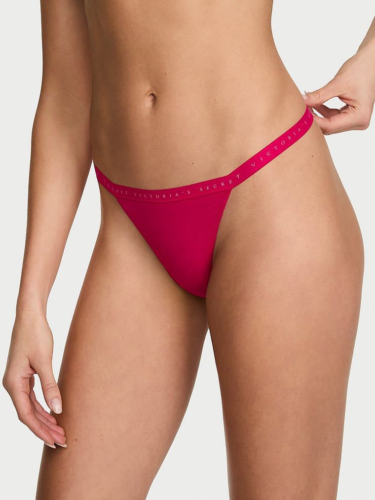 Tanga de bumbac elastic. Produsul este roz și provine din colecția Victoria's Secret.