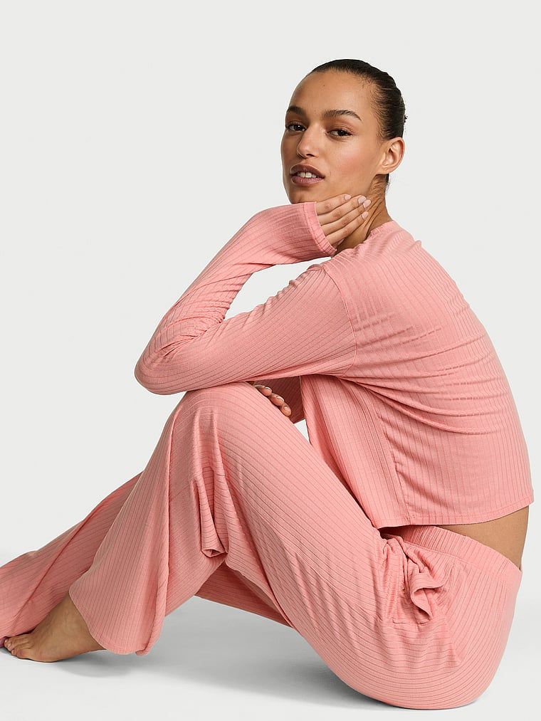 Set modal - pulover și pantaloni SoSoft Lounge. Produsul este roz și provine din colecția Victoria's Secret.