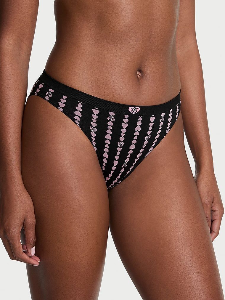 Chiloți de bikini cu dungi de inimă fără cusături. Produsul este modelat și provine din colecția Seamless (Seamless Collection).