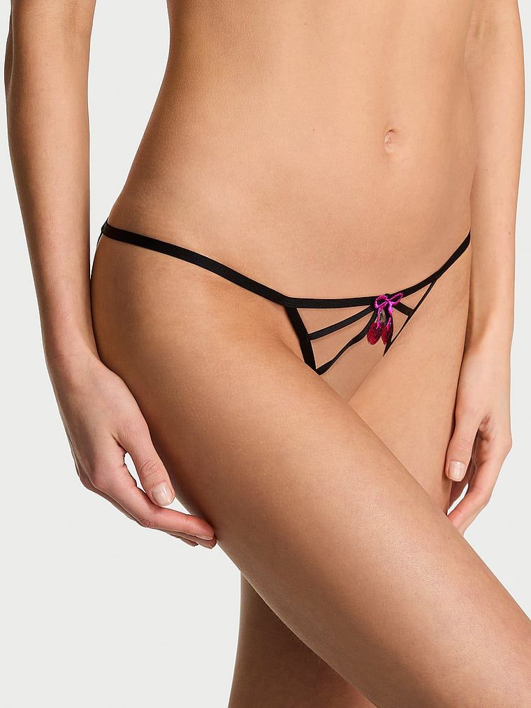 Chiloți Cherry Pop cu spate deschis. Produsul este modelat și provine din colecția Very Sexy.