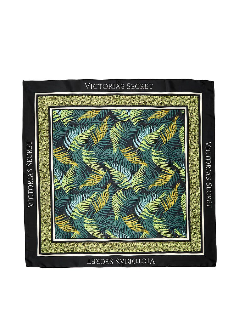 Șal din satin. Produsul este modelat și provine din colecția Victoria's Secret.