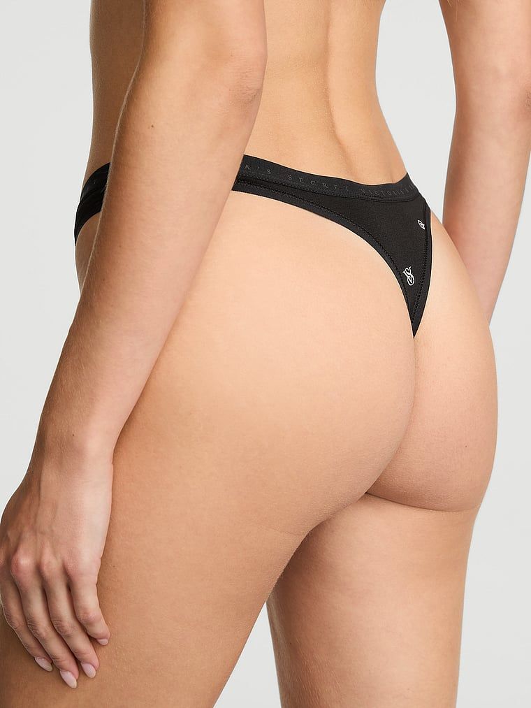 Tanga de bumbac cu picior înalt. Produsul este modelat și provine din colecția Victoria's Secret.