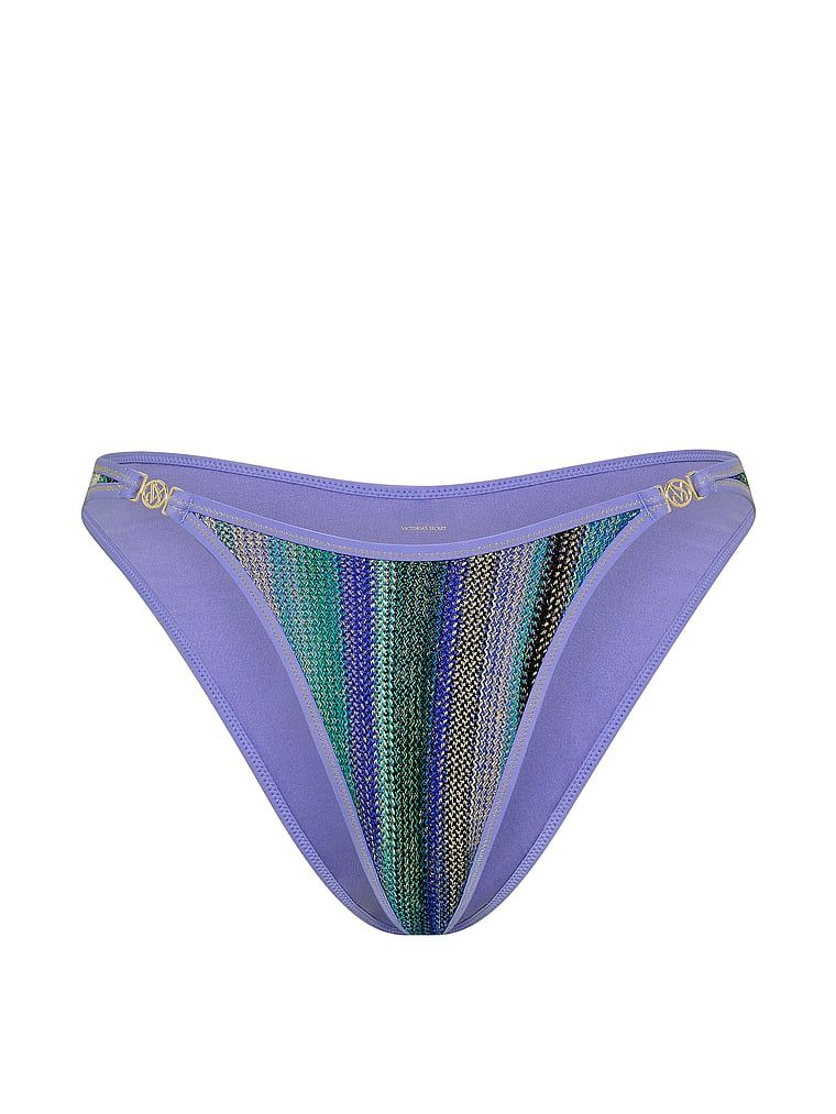 Slip brazilian cu dungi strălucitoare. Produsul este modelat și provine din colecția Victoria's Secret Swim.