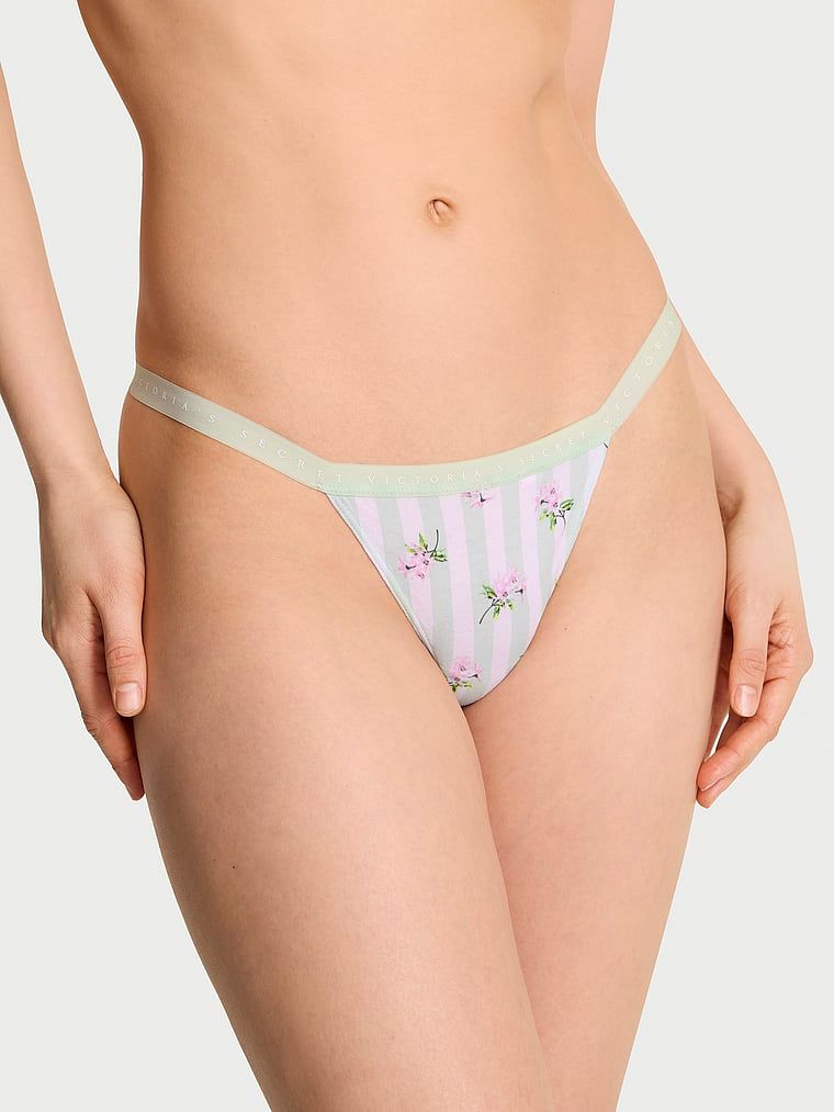 Tanga de bumbac elastic. Produsul este modelat și provine din colecția Victoria's Secret.