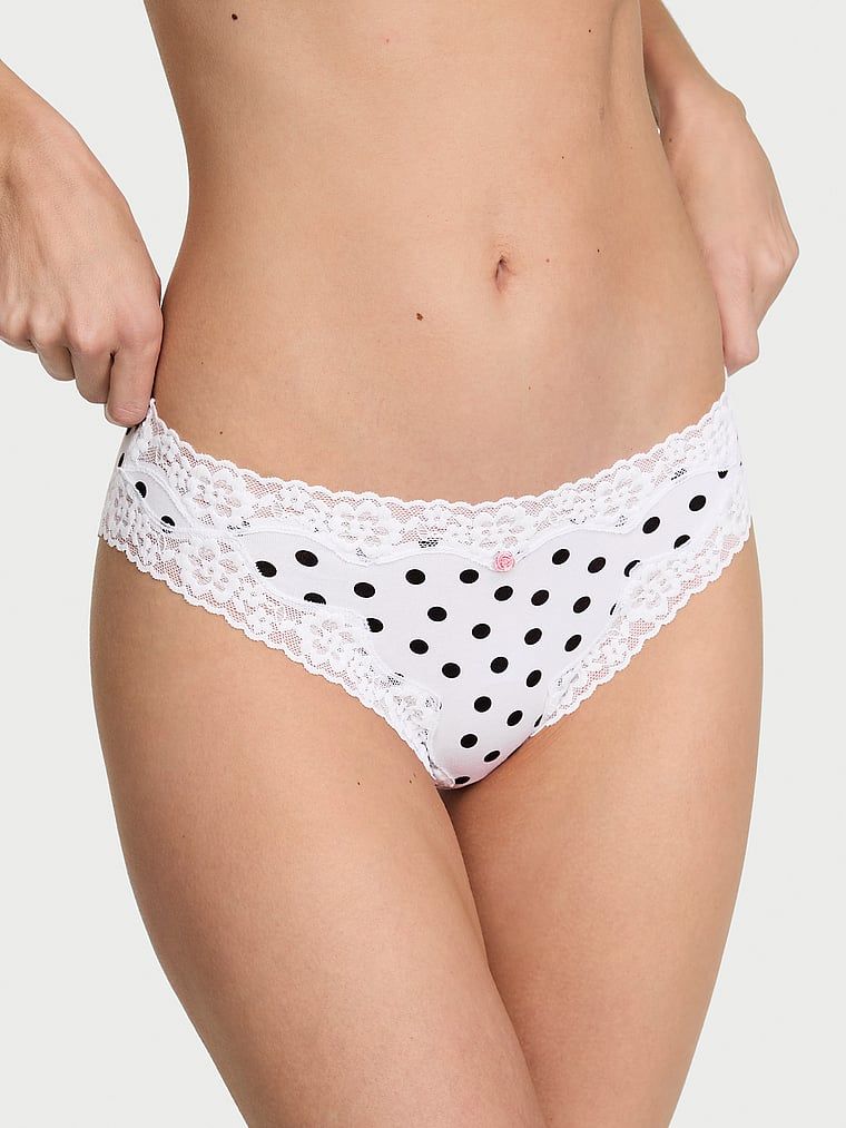 Chiloți din bumbac cu dantelă cu dantelă și baie de baie. Produsul este modelat și provine din colecția Lace Trim.