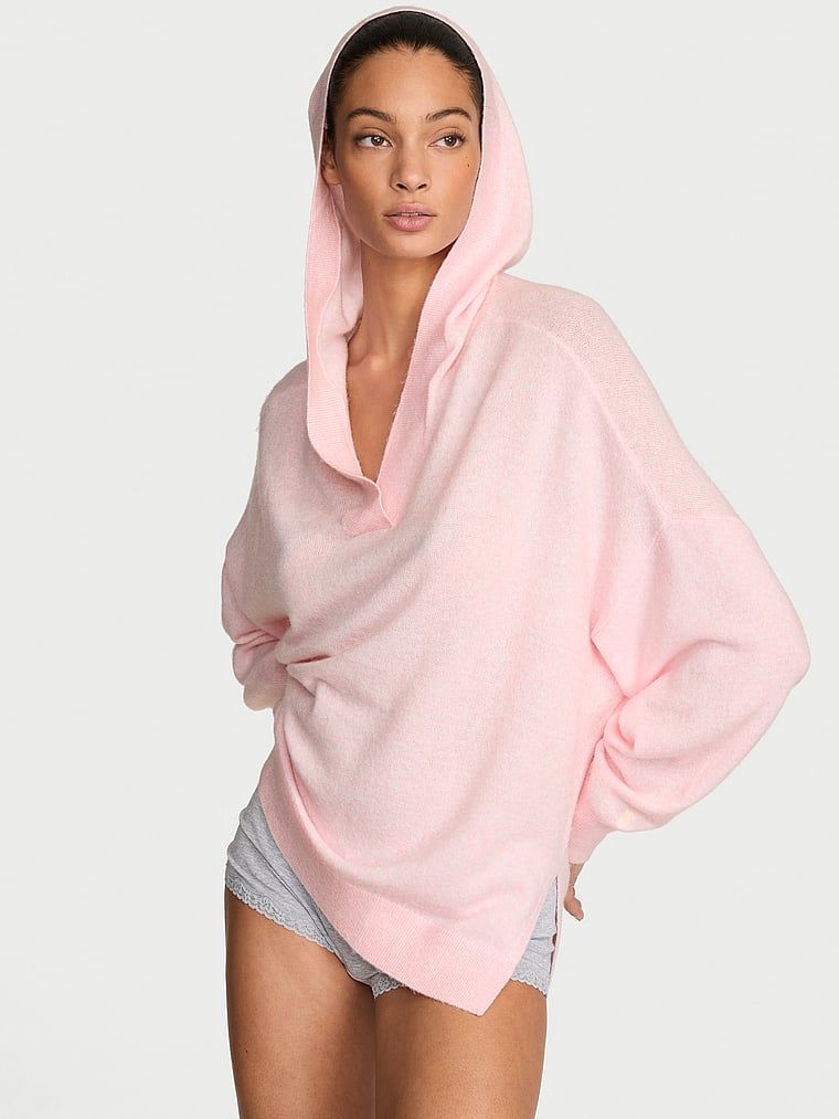 Pulover luxos tricotat cu glugă. Produsul este roz și provine din colecția Victoria's Secret.