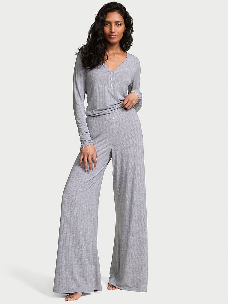 Pijamale făcute din SoSoft modal. Produsul este de culoare gri și provine din colecția Victoria's Secret.