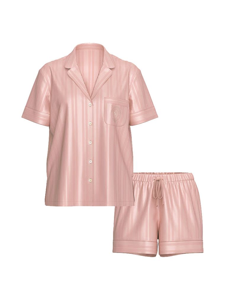 Pijamale din satin lucios cu pantaloni scurți din satin smălțuit. Produsul este roz și provine din colecția Victoria's Secret.