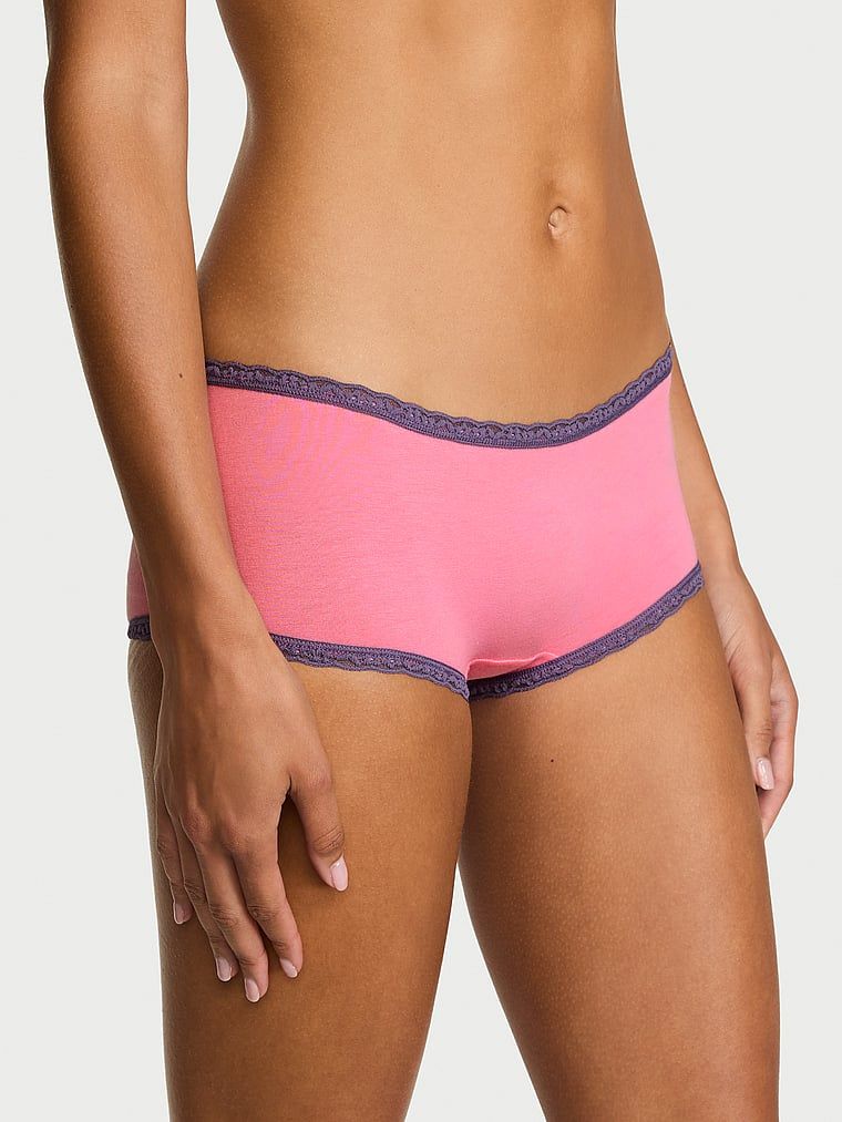 Pantaloni scurți de bumbac cu dantelă pe margini: Boyshort cu margini din dantelă. Produsul este roz și provine din colecția Lace Trim.