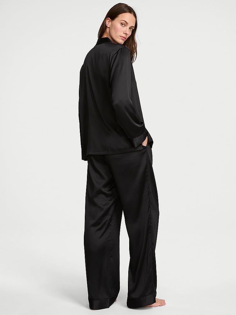 Pijamale din satin semnătură cu mâneci lungi. Produsul este negru și provine din colecția Victoria's Secret.